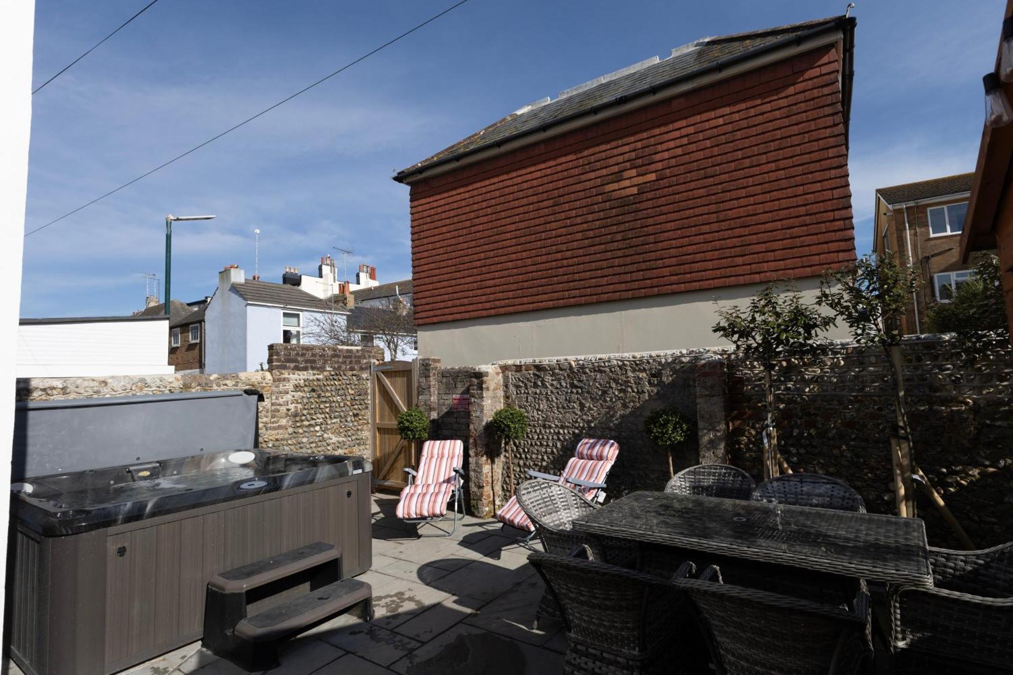 Luxury Georgian Home, Hot Tub, Sea View, Private Garden, Sleeps 6 Bognor Regis Exterior photo